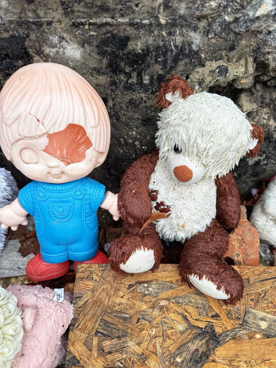 KaiDiekmann's tweet image. Die Wunden und Narben der Stadt sind unübersehbar: Über 1.000 Gebäude - Kindergärten, Schulen und Wohnhäuser - sind in Kyiv seit Kriegsbeginn durch russische Raketen und Drohnen zerstört worden, über 2.000 Zivilisten - Dutzende Kinder - wurden getötet. Warum haben wir uns nach…