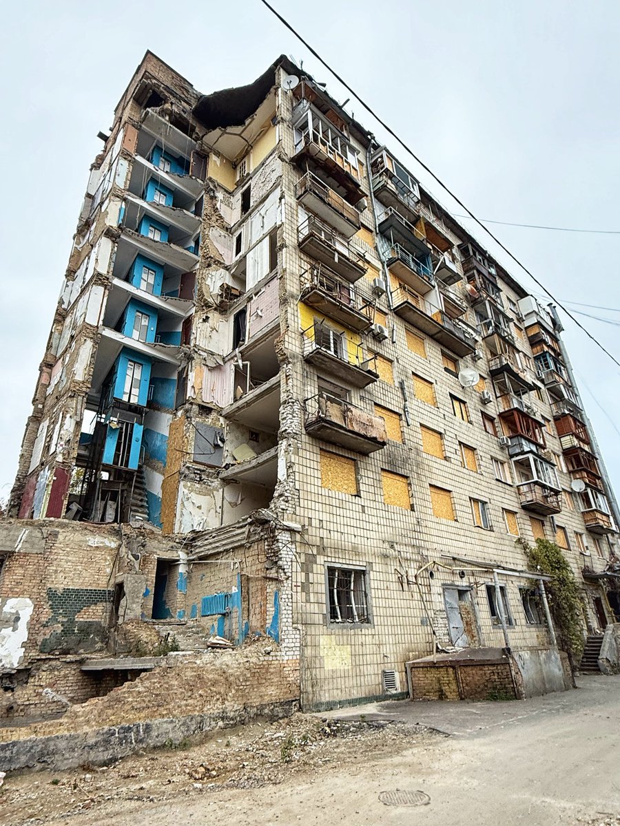 KaiDiekmann's tweet image. Die Wunden und Narben der Stadt sind unübersehbar: Über 1.000 Gebäude - Kindergärten, Schulen und Wohnhäuser - sind in Kyiv seit Kriegsbeginn durch russische Raketen und Drohnen zerstört worden, über 2.000 Zivilisten - Dutzende Kinder - wurden getötet. Warum haben wir uns nach…