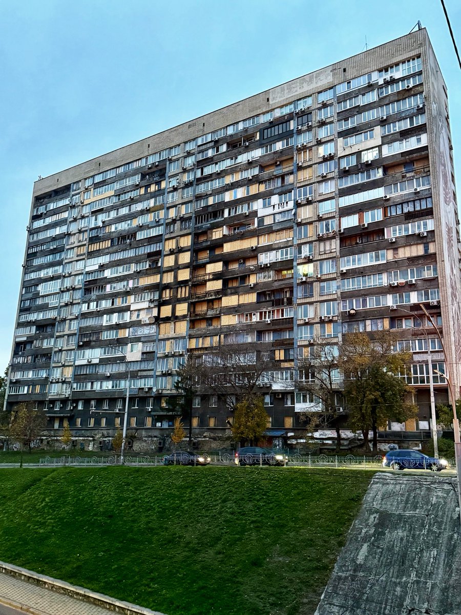 KaiDiekmann's tweet image. Die Wunden und Narben der Stadt sind unübersehbar: Über 1.000 Gebäude - Kindergärten, Schulen und Wohnhäuser - sind in Kyiv seit Kriegsbeginn durch russische Raketen und Drohnen zerstört worden, über 2.000 Zivilisten - Dutzende Kinder - wurden getötet. Warum haben wir uns nach…