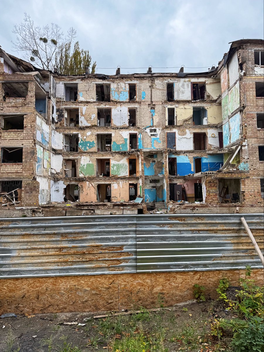 KaiDiekmann's tweet image. Die Wunden und Narben der Stadt sind unübersehbar: Über 1.000 Gebäude - Kindergärten, Schulen und Wohnhäuser - sind in Kyiv seit Kriegsbeginn durch russische Raketen und Drohnen zerstört worden, über 2.000 Zivilisten - Dutzende Kinder - wurden getötet. Warum haben wir uns nach…