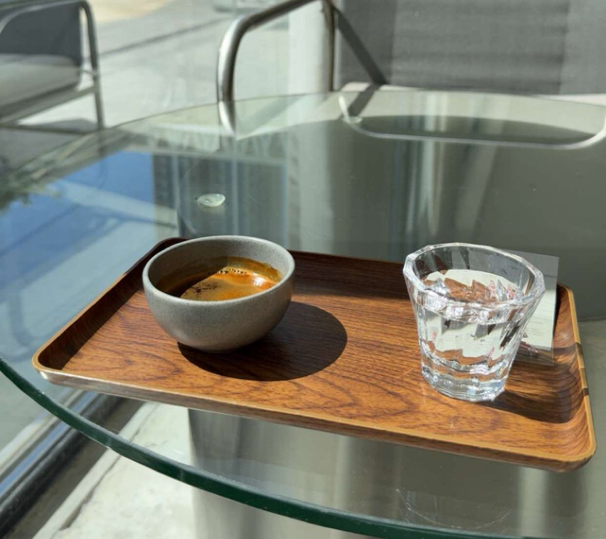 نحن مجتمع إذا أردنا العجلة قلنا :
" خير البر عاجله " 
وإذا أردنا أن نخلق الأعذار نقول:
 " كل تأخيرة فيها خيرة " مسألة مزاج لا أكثر ..

- قهوة العاشرة صباحاً .