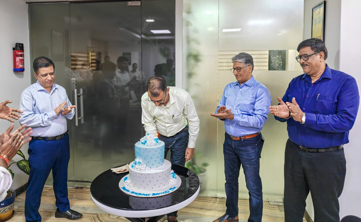 CCSComputersPL's tweet image. Celebrating our Director, Rajesh Bamzai, with a special cake-cutting ceremony — honoring a leader whose vision, integrity, and guidance continue to inspire the CCS family.

#HappyBirthday #LeadershipCelebration #TeamCCS #CCSComputers