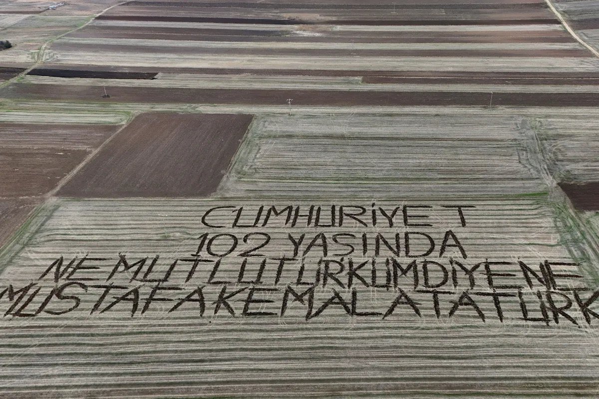 TTAgrup's tweet photo. Kırklareli'de bir çiftçinin tarlasına yazdığı yazı:

"Cumhuriyet 102 yaşında, Ne mutlu Türküm diyene, Mustafa Kemal Atatürk." https://t.co/7FtJG39BVw