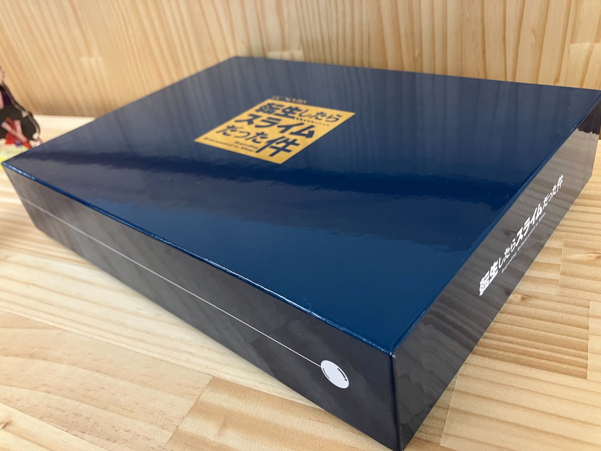 MMeigyouK's tweet image. 【#転スラ】#GCノベルズ『転生したらスライムだった件㉓特装版』の外箱校正が届きました！
重厚感のあるBOXに、箔押しのタイトルが素敵すぎる……。
BOXの色……。是非、①巻書籍と見比べてみてください！
※校正サンプルになるので、デザインは変更となる場合もございます
#転スラ完結