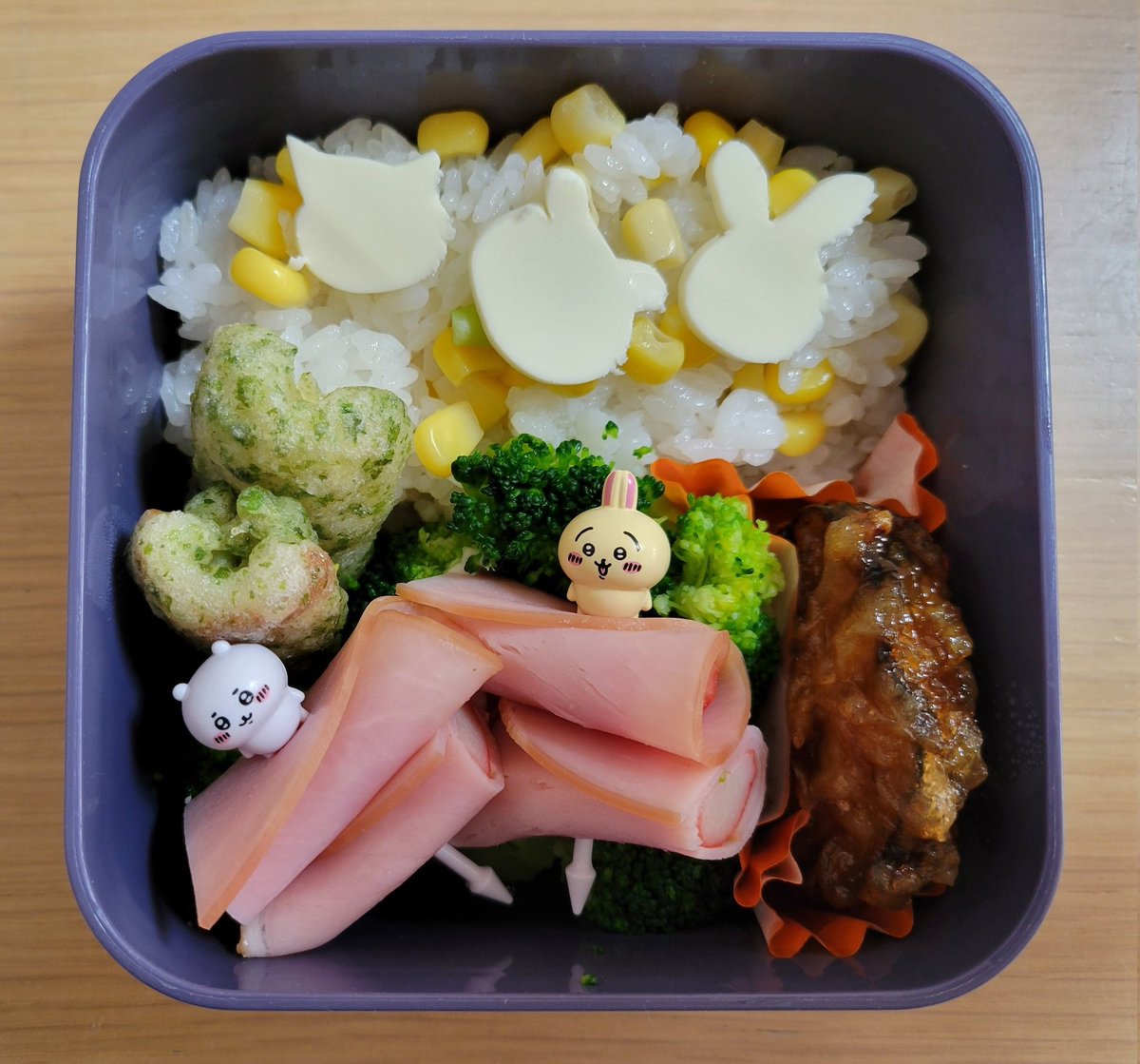 rinko003's tweet photo. お弁当日記。
なすのはさみ揚げ。ちくわの磯辺揚げ。カニカマのハム巻き。ブロッコリー。コーンごはん。ちーず。 https://t.co/oEMh8030rA