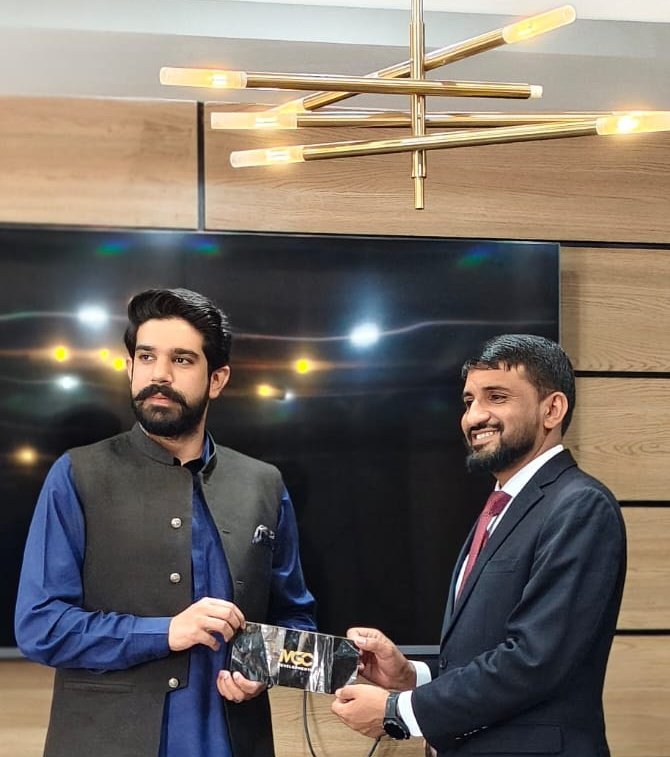 Naseemdirvi's tweet photo. Honored to receive a cash prize in recognition of outstanding performance, presented by our esteemed Zonal Manager, Mr. Janbaz Ashraf.

#DeliveryByMGC #PossessionByMGC
#NaseemShaheen https://t.co/s015UYq6Ko