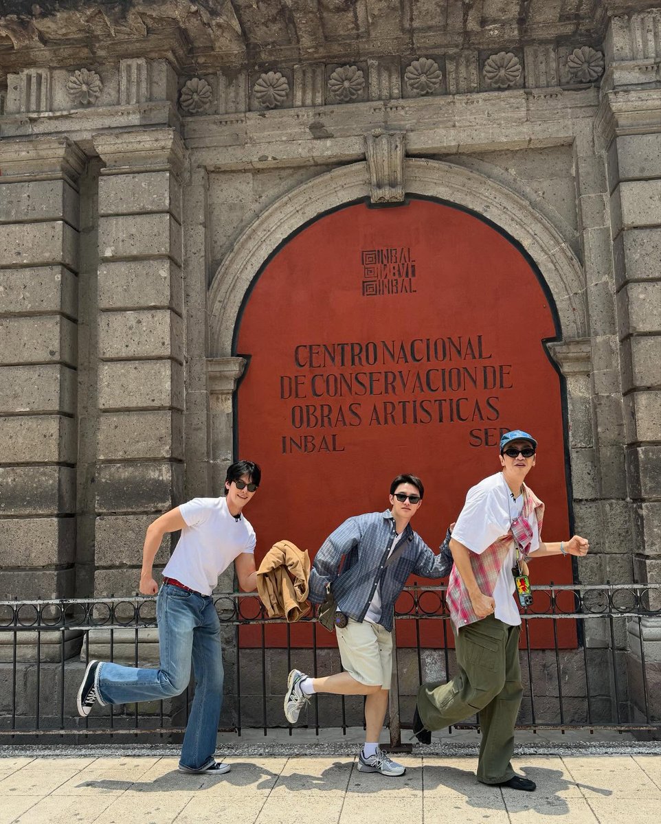 251028 도경수
콩콩팡팡 멤버들  멕시코 여행사진(1)

김우빈 배우님인스타
instagram.com/p/DQV80llEtu4/…