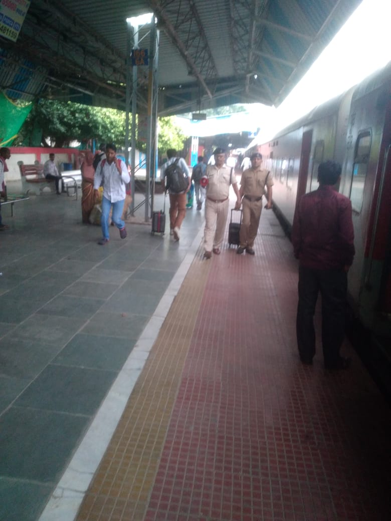 आज दिनांक -28.10.25 को रेसुब/पोस्ट/बापूधाम मोतिहार के द्वारा बापूधाम मोतिहारी रेलवे स्टेशन पर यात्रियों के बीच नशाखुरानी , ACP, पायदान पर यात्रा नहीं करने आदि के संबंध में जागरुकता अभियान चलाया गया।
<a href="/spjdivn/">DRM SAMASTIPUR</a> <a href="/RPF_INDIA/">RPF INDIA</a>  <a href="/rpfecr/">RPF East Central Rly</a>