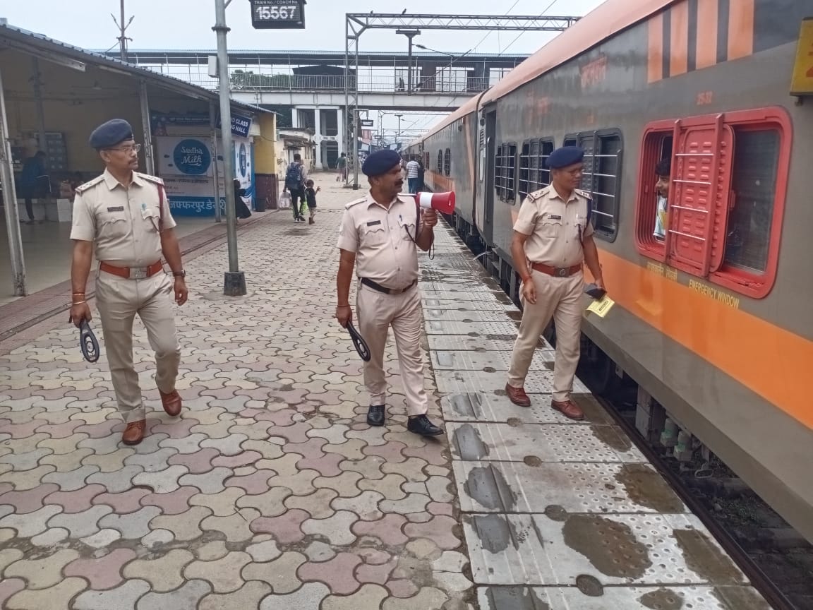 आज दिनांक -28.10.25 को रेसुब/पोस्ट/नरकटियागंज के द्वारा नरकटियागंज रेलवे स्टेशन पर यात्रियों के बीच नशाखुरानी , ACP, पायदान पर यात्रा नहीं करने आदि के संबंध में जागरुकता अभियान चलाया गया।
<a href="/spjdivn/">DRM SAMASTIPUR</a> <a href="/RPF_INDIA/">RPF INDIA</a>  <a href="/rpfecr/">RPF East Central Rly</a>