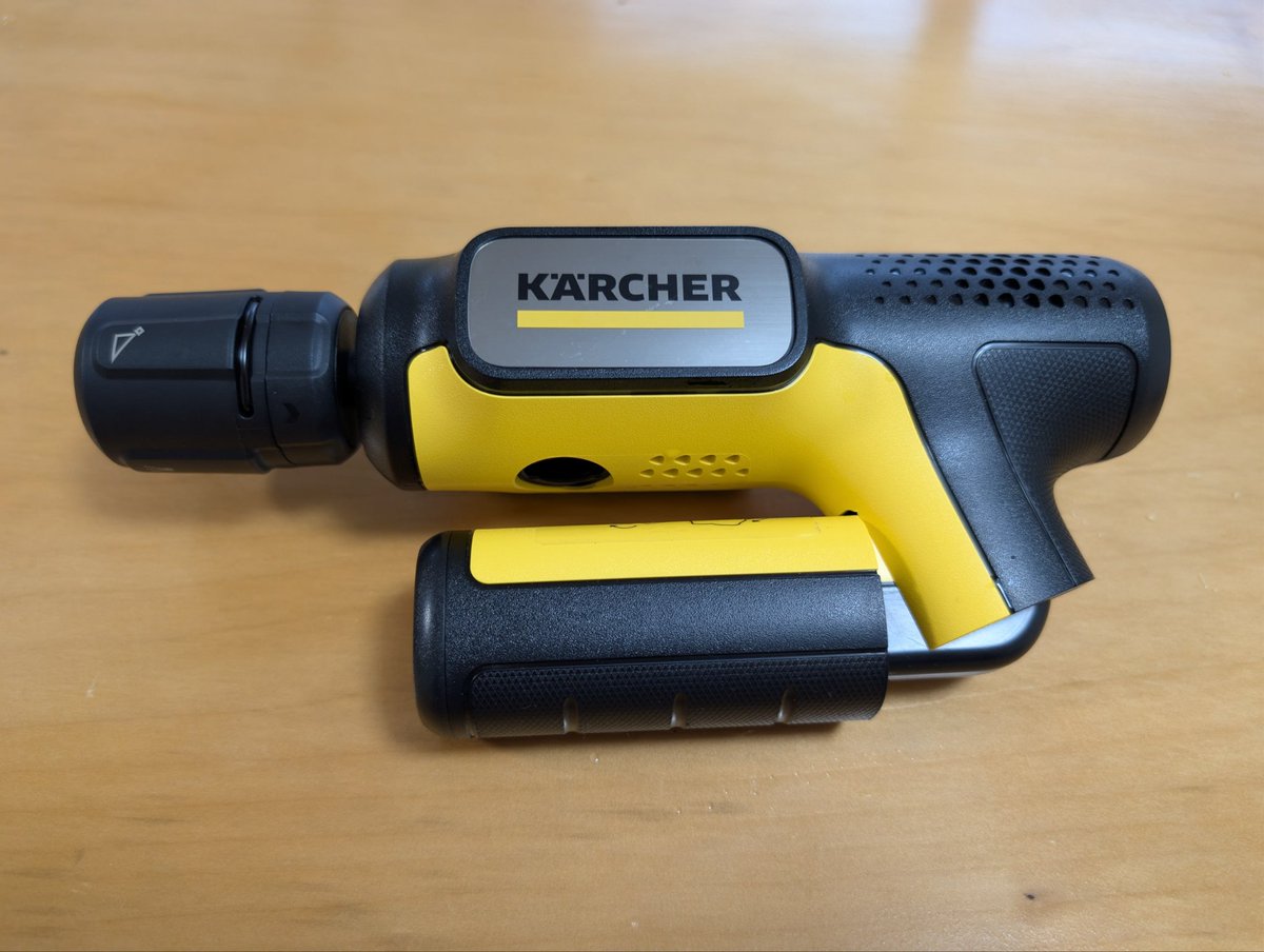 my new gear!
話題のケルヒャーOC HANDY COMPACT CBを購入！
まずは、ベランダと窓が綺麗になった♪
ただ、うちのベランダくらいでも2リットルのペットボトルだと水がすぐなくなるので、付属のホースを使ってバケツでやったほうがいいかも。