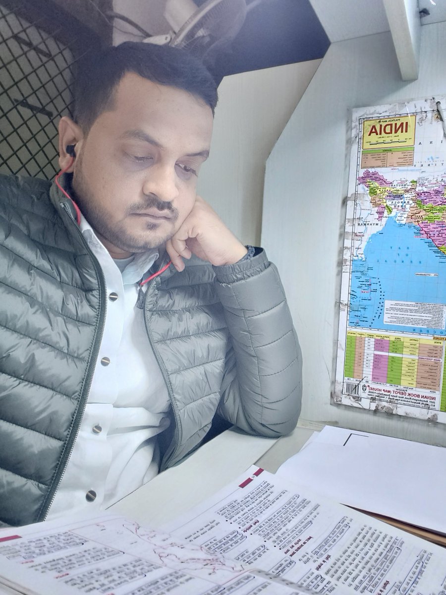 "जो मुस्कान में ज़हर रखते हैं वो ही सबसे प्यारे लगते हैं,और जब ज़हर का नाम लो — तो कहते हैं,“हम तो सादगी में रहते हैं।”