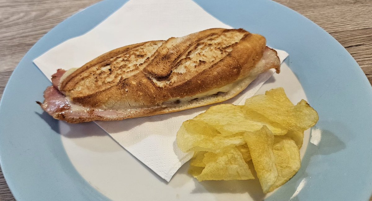 Bacó fumat i formatge,  xips d'acompanyament. 
#SegonEsmorzar