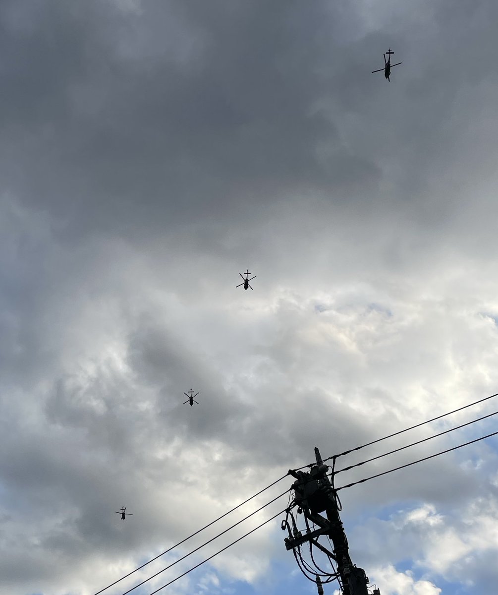 おやつ買いに外に出たら、
何やら爆音の🚁が。
タイミング的には横須賀に向かうご一行かなと？