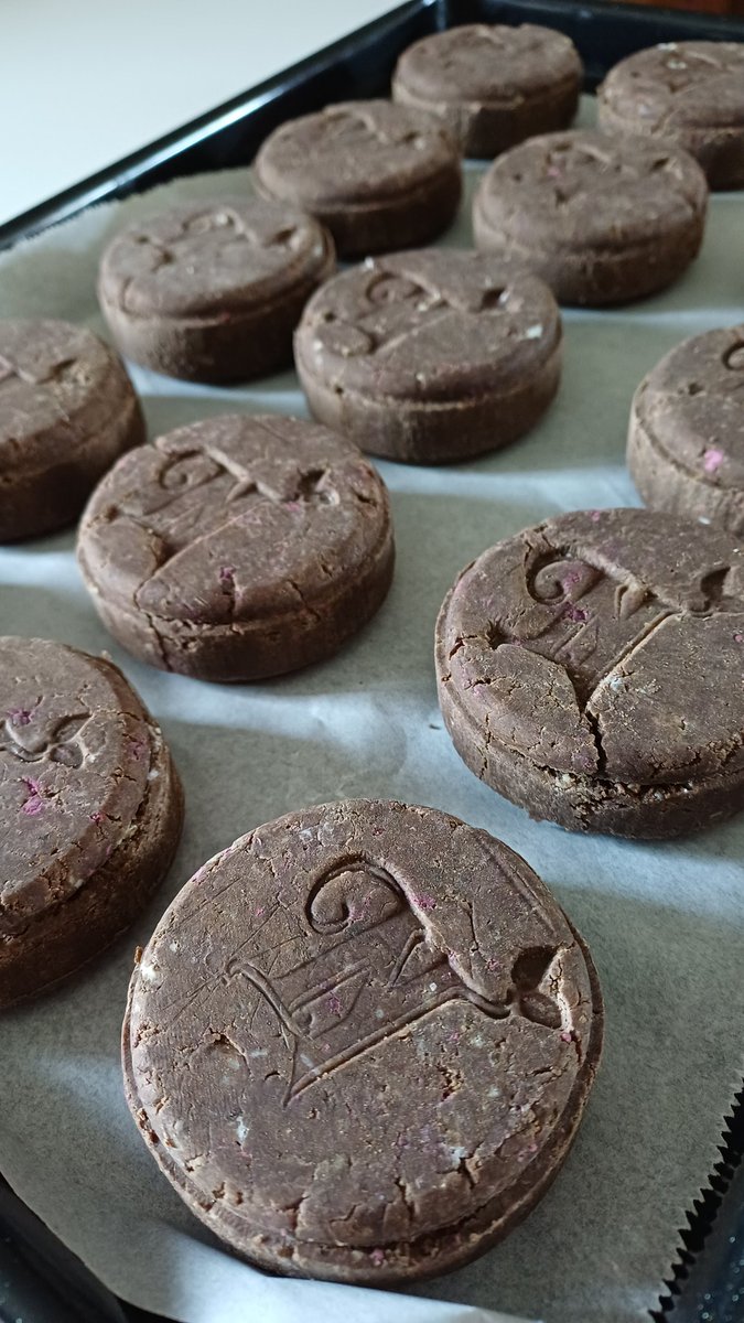 NaturaEmporium's tweet photo. Yesterday was productive. A new batch of shampoo bars made + new &amp; returning customer orders shipped out. 

20% off https://t.co/iR3L0TS2Da

#earlybiz #shopindie #skincare #haircare #Naturalskincare https://t.co/wuDpaEMm9Z