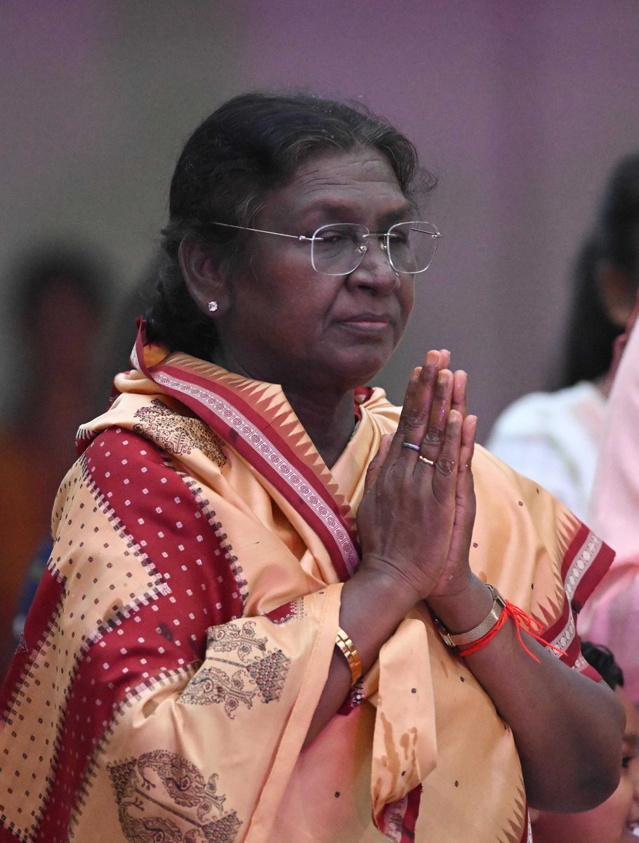 DDBanglaNews's tweet photo. গতকাল #PresidentofIndia #DroupadiMurmu রাষ্ট্রপতি ভবনে #ChhathPuja-য় অংশগ্রহণ করেছিলেন
তিনি অনান্য ভক্তদের সঙ্গে অস্তগামী সূর্যকে অর্ঘ্য অর্পণ করেন ও দেশের সকল নাগরিকের জন্য মঙ্গল ও সমৃদ্ধি প্রার্থনা করেন
#ChhathPuja2025 #MahaParv #SandhyaArghya #SuryaDevta #ChhathiMaiya https://t.co/GJtur8duDM