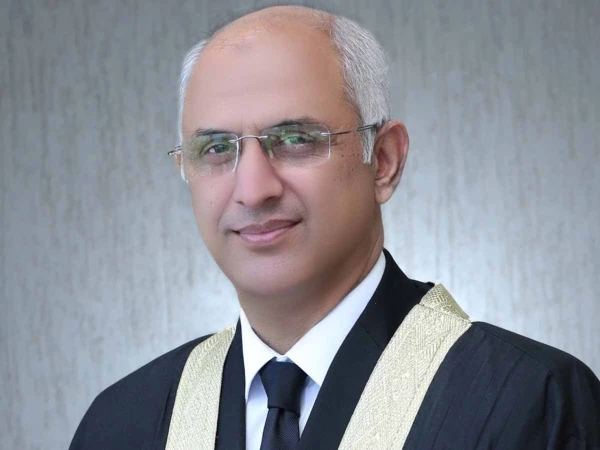 اسلام آباد ہائیکورٹ کے جسٹس محسن اختر کیانی کا ایک اور بڑا حکم!
جسٹس محسن اختر کیانی نے پولیس اہلکاروں کے بظاہر اغوا، زبردستی گھروں میں داخلے، ڈکیتی اور جھوٹے مقدمات بنانے میں ملوث ہونے کی تحقیقات کا حکم دیدیا۔۔۔
جسٹس محسن کیانی نے اسلام آباد ہائی کورٹ کی ایس ایس پی انوسٹی گیشن