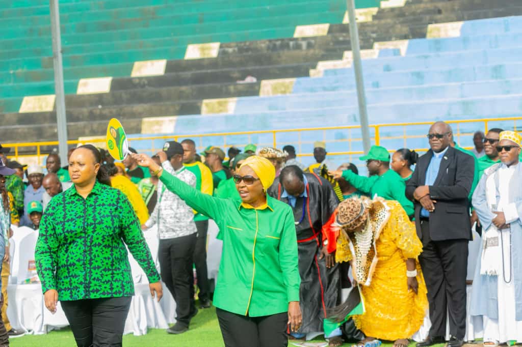 uvccm_tz's tweet photo. Katibu Mkuu wa Chama Cha Mapinduzi (CCM) Balozi Dkt. Asha-Rose Migiro, amewasili na kupokelewa na maelfu ya wananchi wa Jiji la Mwanza tayari kwa ufungaji wa kampeni za uchaguzi mkuu kupitia CCM, leo tarehe 28 Oktoba 2025.

#SamiaDay
#TukutaneKituoni
#TokaNitokeTukatiki https://t.co/Xmoy1Iopl7