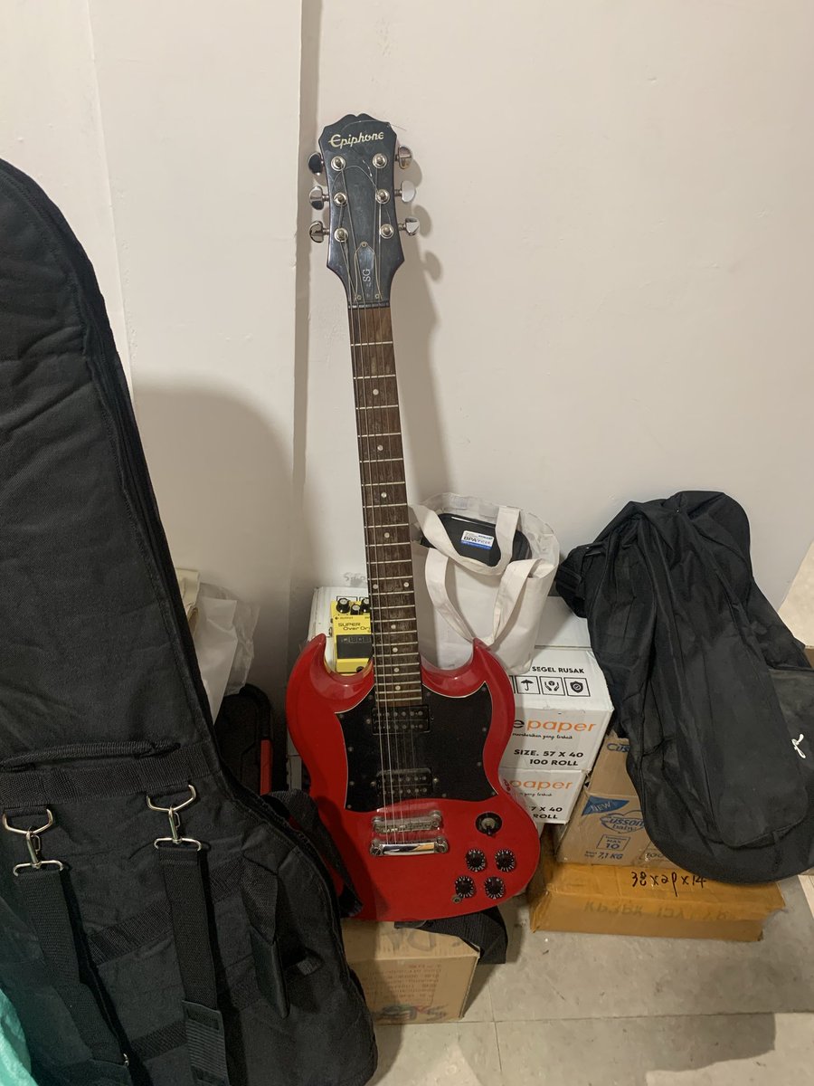 Alhamdulillah gari ini
"Mas di gudang ada gitar gakepake, kalo mau gantiin berapa gitu"