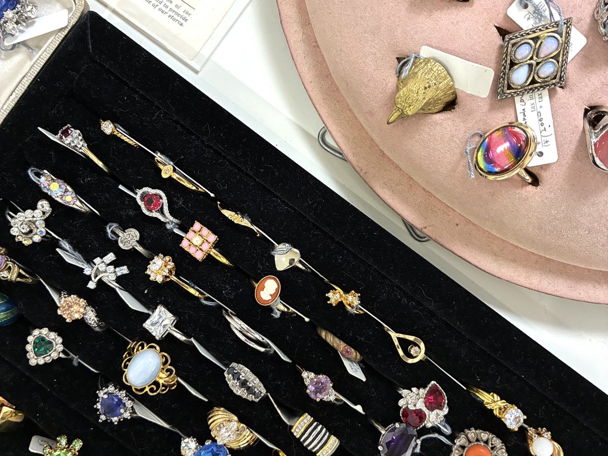 🇬🇧英国展 in ジェイアール京都伊勢丹🇬🇧

リィラ💎
アクセサリーはデザインで選ぶのはもちろん時代背景に思いを馳せながら選ぶのも楽しい💍
自分だけのお気に入りの1点を見つけてみて✨
詳しくはこちら↓
mistore.jp/store/kyoto/ev…