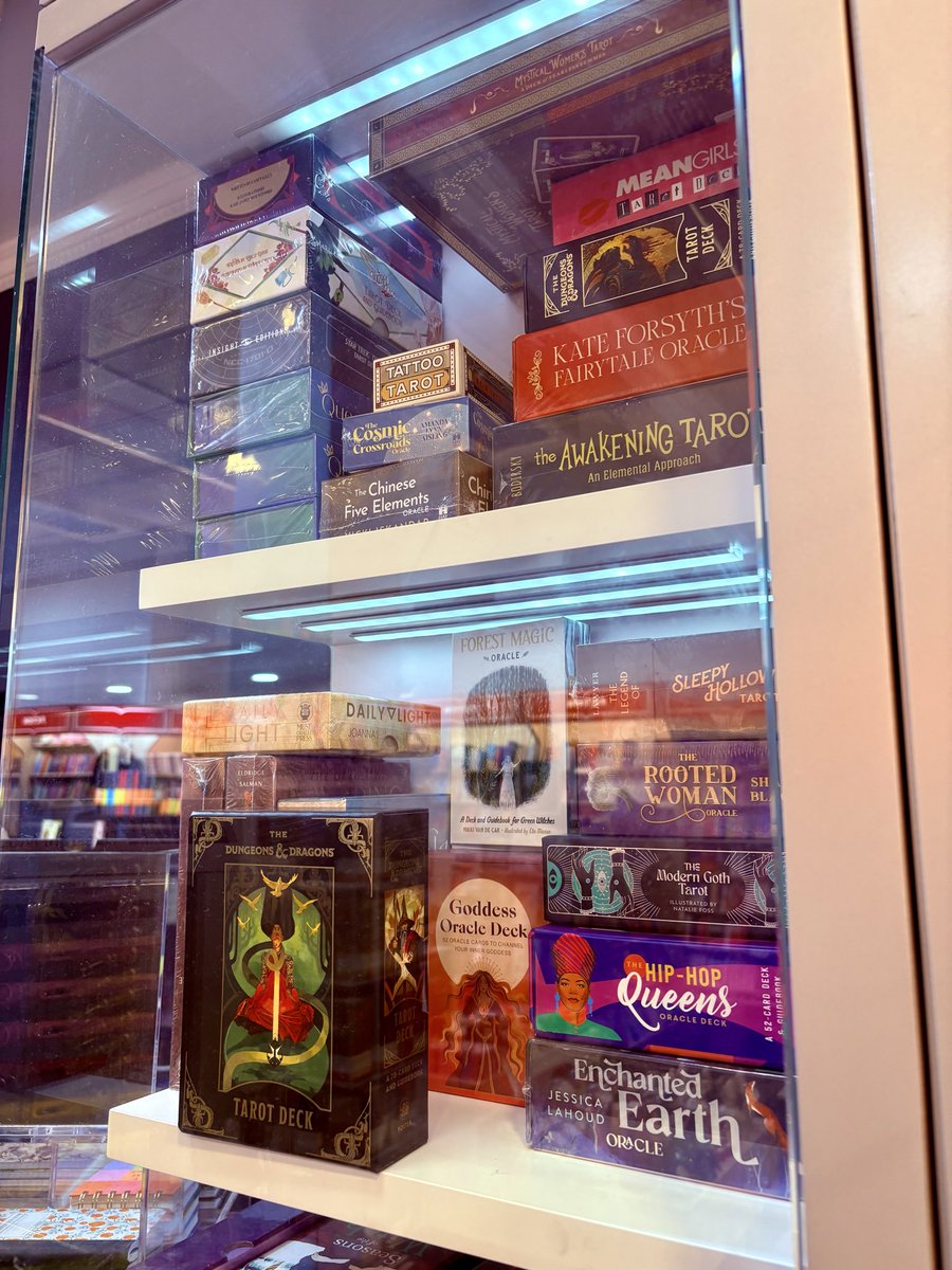 数日前から、オーストラリアに来ています🇦🇺
旅の楽しみのひとつは、本屋さんに立ち寄ること。
パースの本屋さんにも、タロットカードのコーナーがありましたよ^^