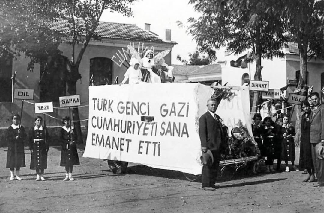 Türk genci! Gazi, Cumhuriyeti sana emanet etti..