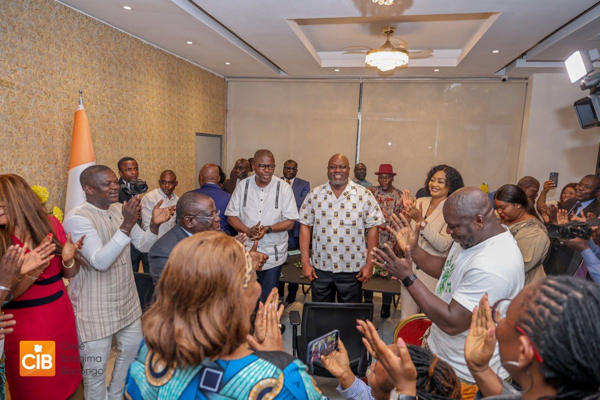 Que d’émotions partagées avec mes proches collaborateurs !
Une ambiance à la fois chaleureuse et festive régnait au sein de mon Cabinet, à l’occasion de la proclamation des résultats provisoires de l’élection présidentielle, marquée par le plébiscite éclatant du candidat du RHDP,