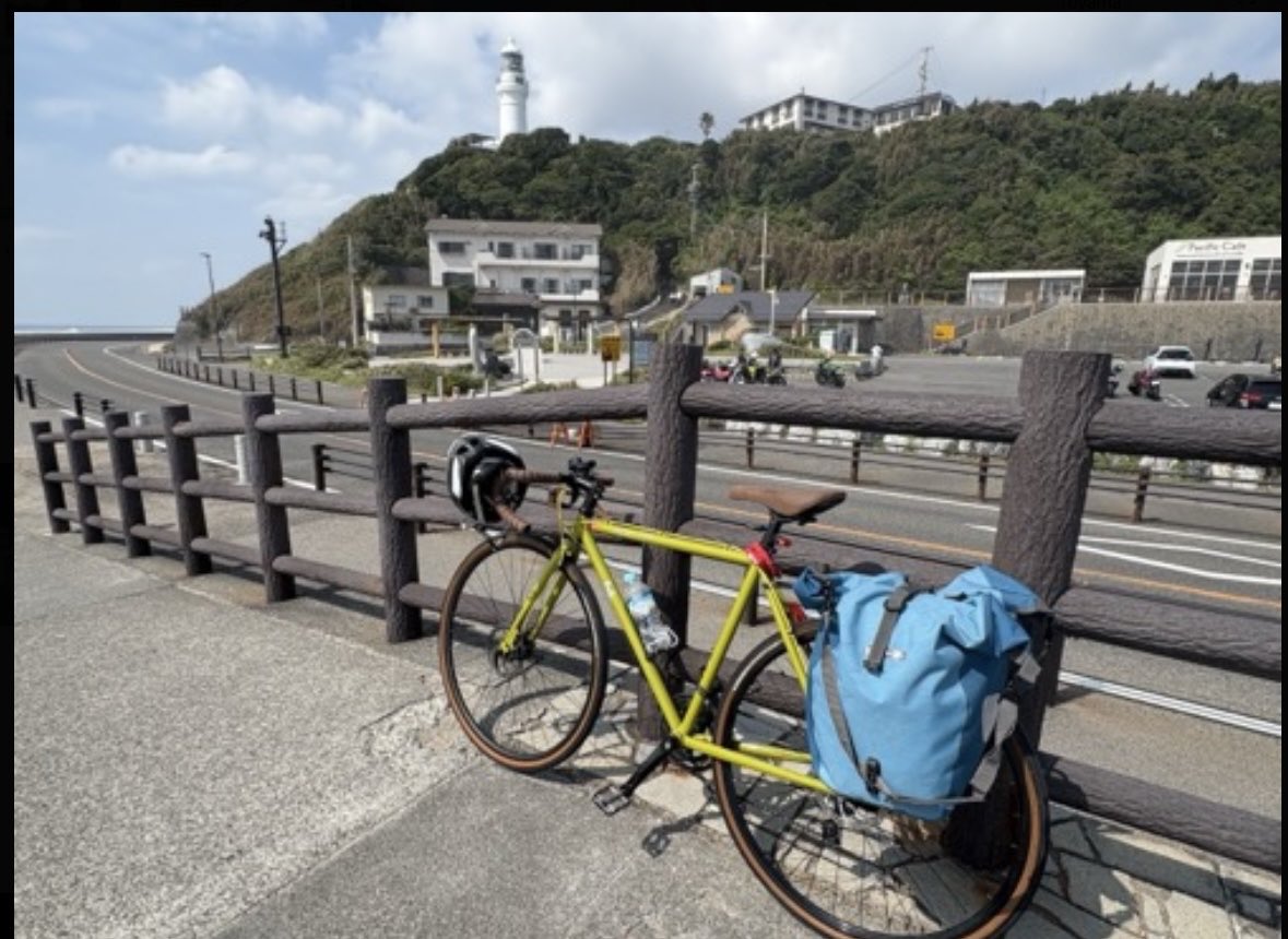 ynucc's tweet photo. 琵琶湖から横国まで、有志の2年生で自走帰宅を達成しました！
ビワイチ後、米原から大垣へ。翌日は142kmを漕ぎ名古屋城や名古屋市市政資料館味噌カツも堪能し浜松に宿泊。さらに翌日、御前崎灯台の夏景色を楽しみながら富士市へ。最終日は難関の箱根を越え、江ノ島が見えた時の達成感とともに横国へ！ https://t.co/SJQ3OyMaCu
