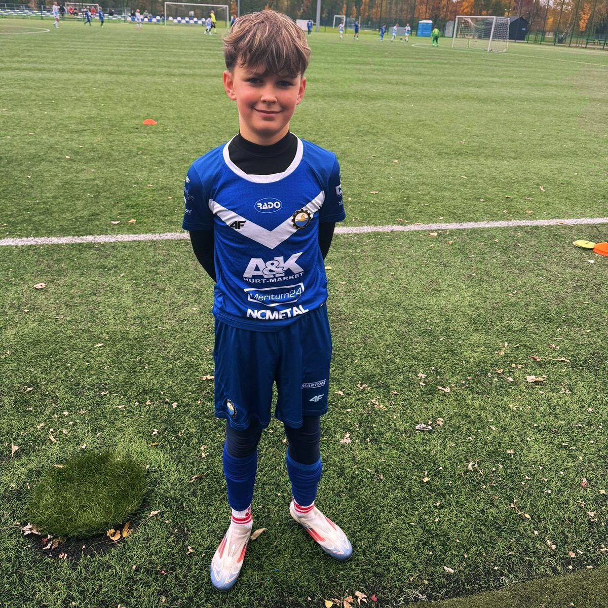 Biało-niebieskie gratulacje dla naszego młodego zawodnika! 👏

Karol Leś z rocznika 2014 naszej Akademii Piłkarskiej FKS Stal Mielec otrzymał powołanie do Reprezentacji Podkarpacia. Konsultacja odbędzie się 29 października w Nowej Wsi. 

Powodzenia! 🤍💙