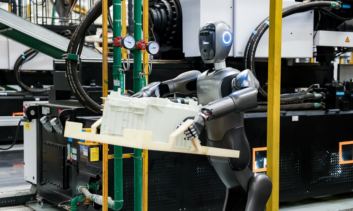 PulseTechverse's tweet image. به گفته منابع صنعتی چین، بخش ربات‌های انسان‌نمای چین در حال جذب سرمایه جدید و حرکت سریع به سوی تجاری‌سازی است. دورهای متعدد تأمین مالی و فروش‌های اولیه قوی، نشان‌دهنده افزایش اعتماد سرمایه‌گذاران به این حوزه است.