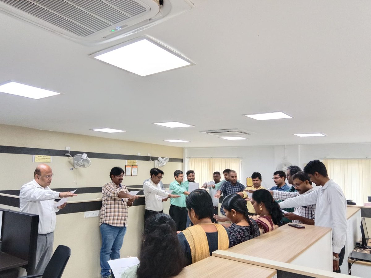 rochennai_cwc's tweet image. As part of Vigilance Awareness Week 2025, a pledge was administered at Regional Office Chennai on 27.10.2025, led by our Regional Manager Mr.Rahul Gaikwad.
The event reaffirmed our collective commitment to uphold integrity
#VigilanceAwarenessWeek #Integrity #CWC #ROChennai