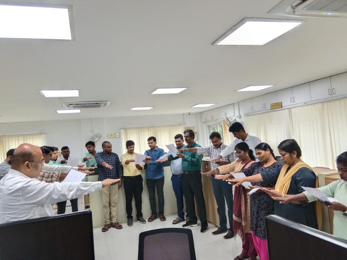 rochennai_cwc's tweet image. As part of Vigilance Awareness Week 2025, a pledge was administered at Regional Office Chennai on 27.10.2025, led by our Regional Manager Mr.Rahul Gaikwad.
The event reaffirmed our collective commitment to uphold integrity
#VigilanceAwarenessWeek #Integrity #CWC #ROChennai