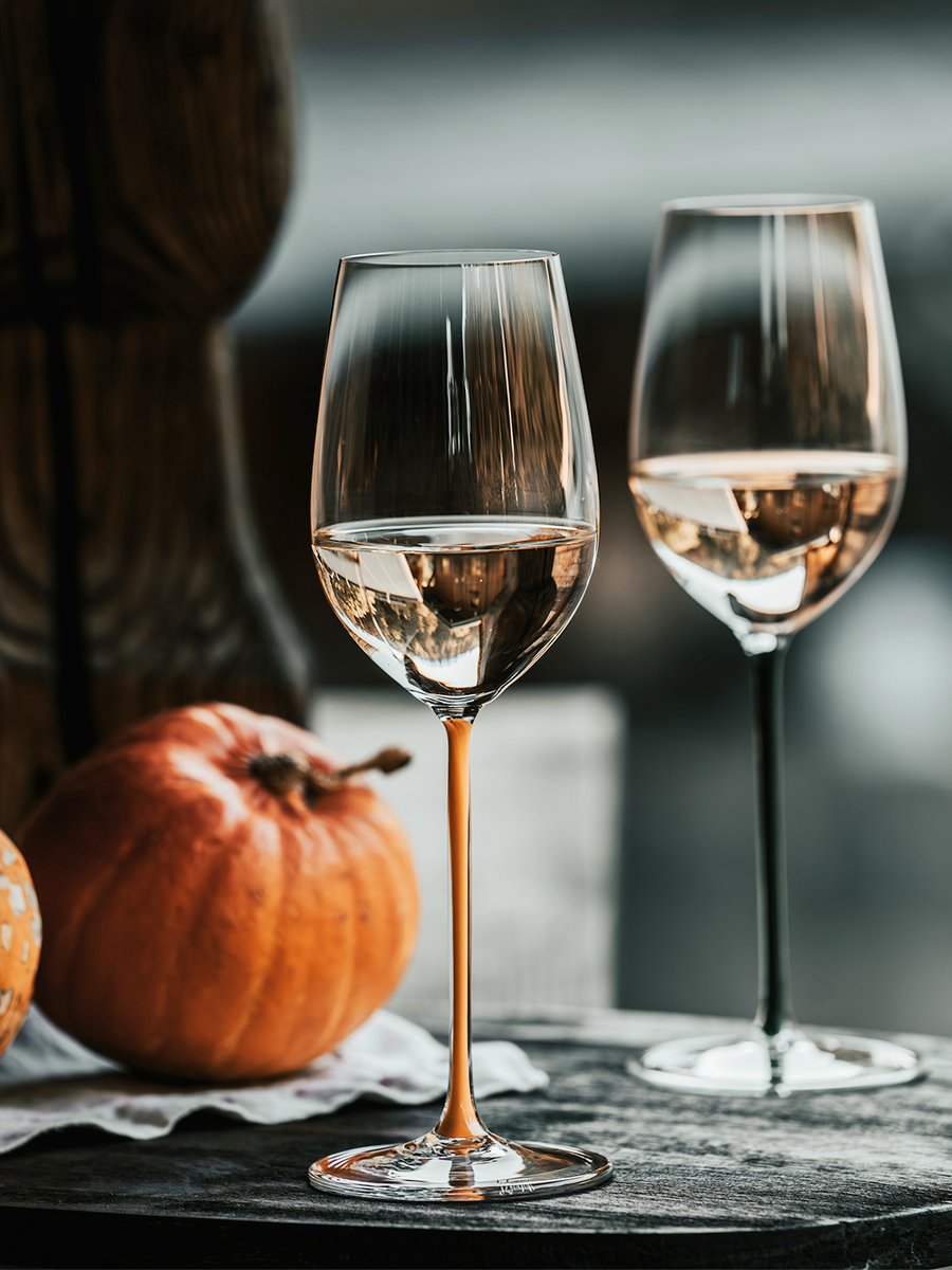 RiedelJapan's tweet photo. 🎃 秋の夕暮れに、グラスを傾けて。
オレンジのステムが、ハロウィンの夜にぴったりのアクセント。
リーデルのグラスで、季節のひとときをエレガントに演出してみませんか？

🍷グラス：〈ファット・ア・マーノ〉
秋色のステムが、テーブルを華やかに彩ります。

🛒ご購入はこちら
https://t.co/cqJLvTIRGp

#RIEDEL #リーデル #myriedel #ハロウィン #ハロウィンワイン #秋ワイン #ワイングラス #riedelglass #winelover #autumnvibes #ハロウィンディナー