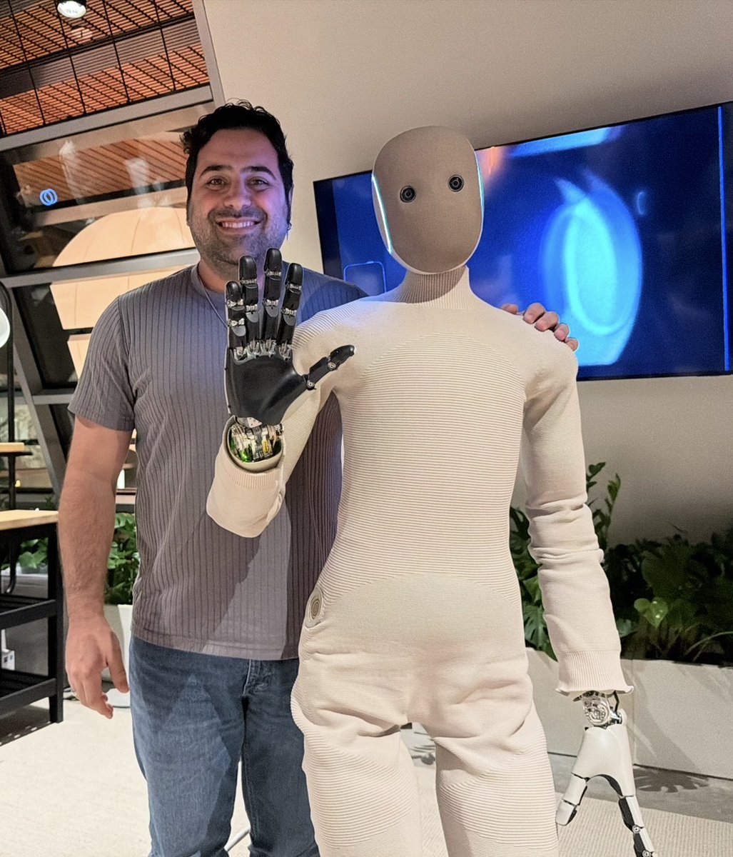 NimaZeighami's tweet photo. Last night, I got to meet Neo.

Neo is the coolest and nicest android I've had the pleasure of meeting. Built (mostly) in California by good people at 1X.

And you'll really, truly, honestly be able to have one in your home in 2026. https://t.co/pSsoVUZNpT
