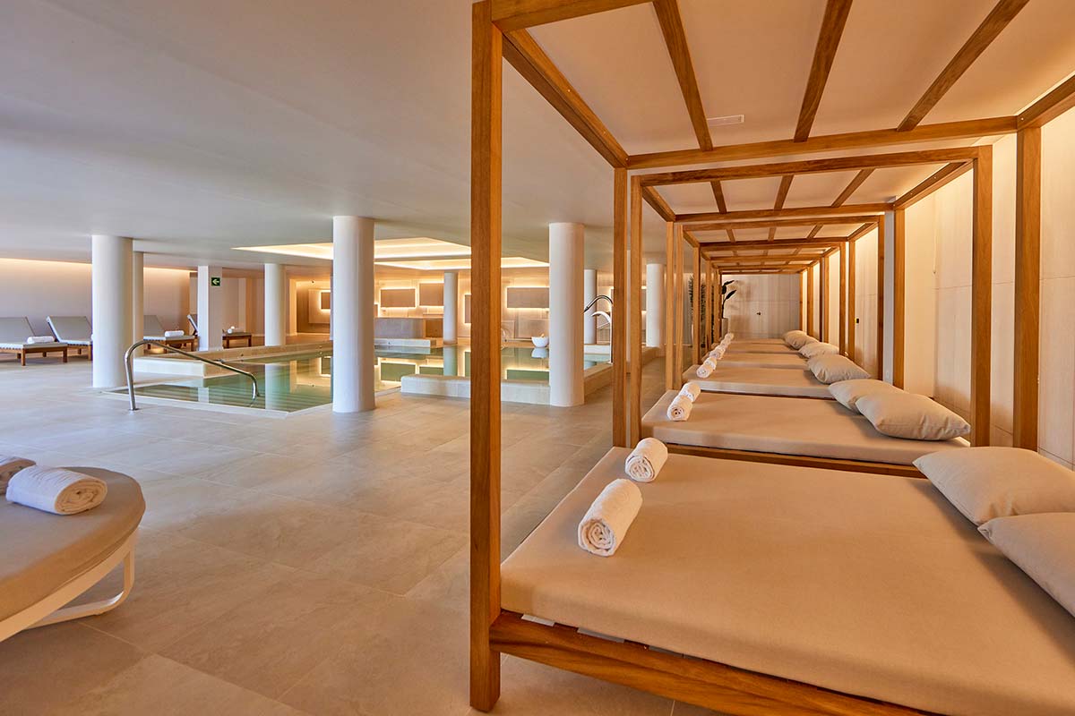 ¿Unas placas aislantes en un spa? Sí, claro. Pero no cualquiera 😉

En Poraxa hemos creado las que revisten parte de la zona wellness del Universal Grand León &amp; Spa. Piezas que aíslan, decoran y se integran con una precisión que se nota.
