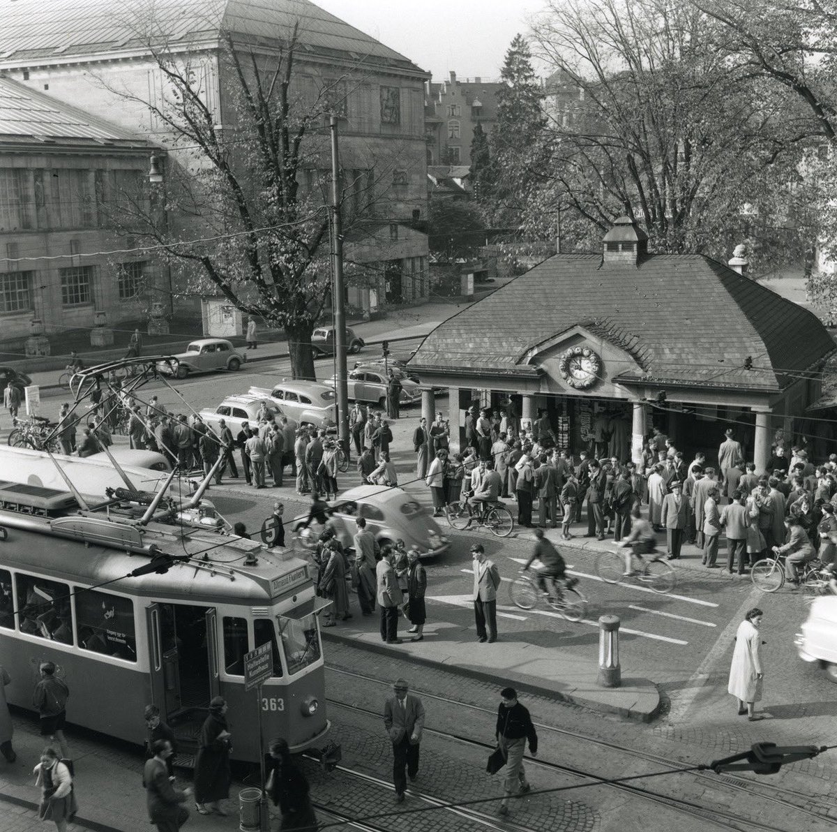 Einst als «überfütterter Mops» beschimpft: Zürichs ältester Kiosk wird zum Café

Bild: Wolgensinger 1952, Baugeschichtliches Archiv

<a href="/NZZzuerich/">NZZ Zürich</a> <a href="/NZZ/">NZZ</a> 

nzz.ch/zuerich/aeltes…