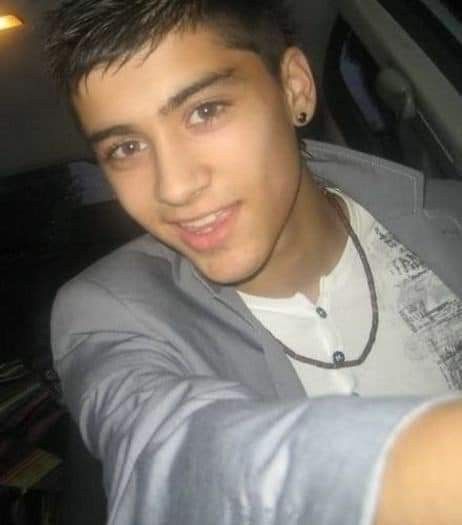 Manlizquad's tweet photo. Zayn at 19.   Vs.       me at 19 https://t.co/TRjuYUgGuN