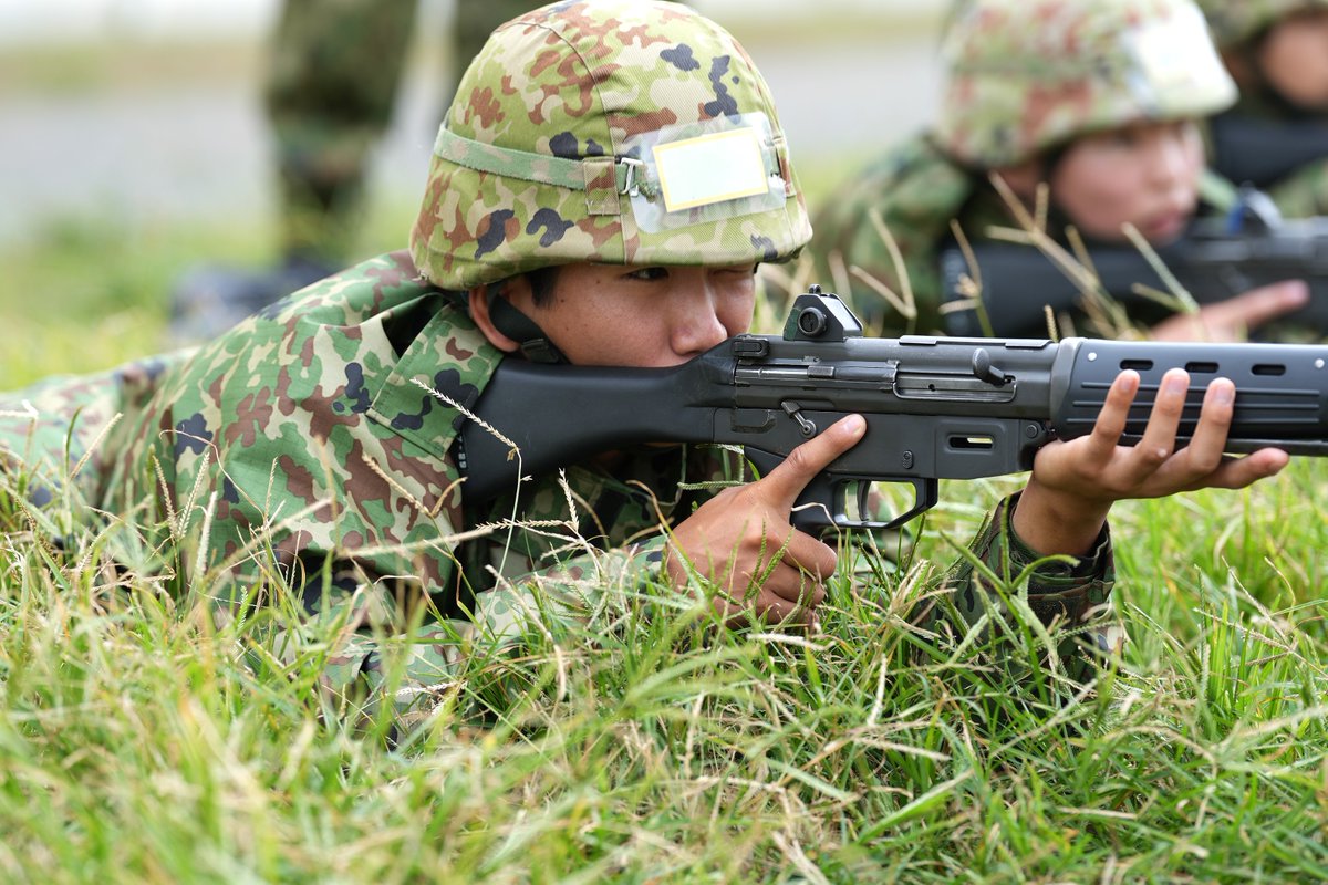 練習 第117教育大隊では、新隊員の射撃予習が行われました。 銃を使用