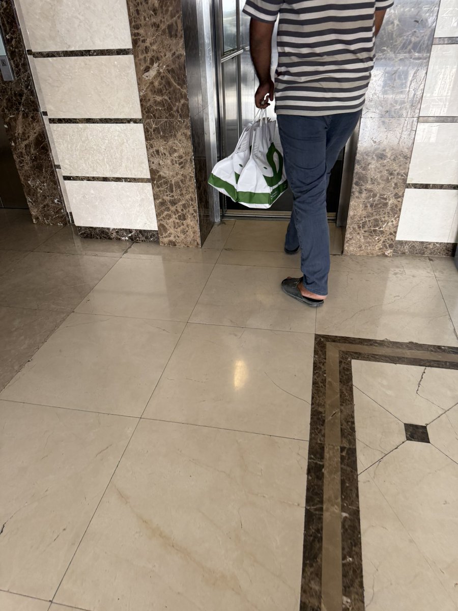 إلى وزارة العمل <a href="/Labour_OMAN/">وزارة العمل -سلطنة عُمان</a>
لماذا لا تُخصص مهنة التوصيل (طلبات) للعمانيين فقط؟
هذه المهنة يمكن أن تكون فرصة مثالية للشباب الباحثين عن عمل جزئي، وتفتح لهم باب دخل إضافي بمرونة عالية.
نأمل من الوزارة الموقرة دراسة هذا المقترح لما فيه من دعم وتمكين لأبناء الوطن.