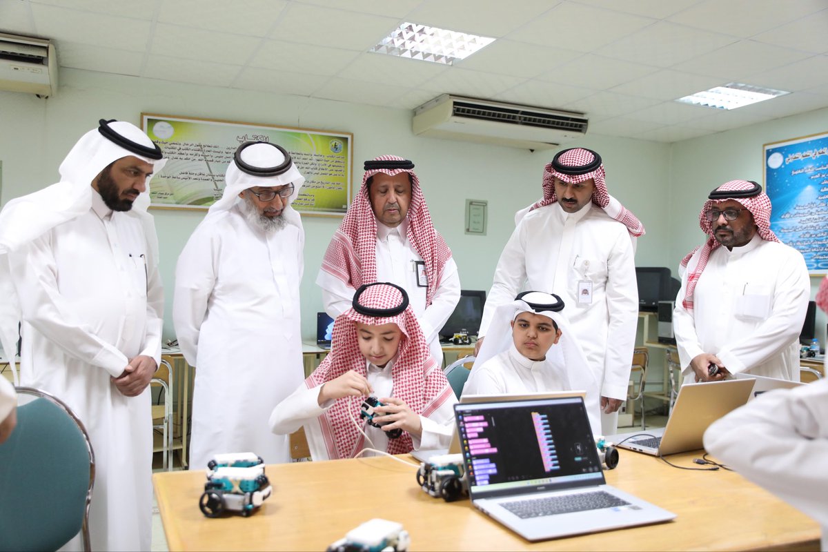 MOE_JOF's tweet photo. دشّن المدير العام لإدارة #تعليم_الجوف بحضور المؤسس والمدير التنفيذي لمركز الذكاء الاصطناعي للتدريب، ومدير مكتب إدارة المشاريع بمؤسسة #تكافل، برنامج الفصول الذكية في مدرسة صلاح الدين الأيوبي المتوسطة بسكاكا، لتطوير مهارات الطلبة في برمجة الروبوتات والذكاء الاصطناعي، والذي يستهدف 6 مدارس بالمنطقة.

ويأتي التدشين ضمن جهود الإدارة الهادفة في تنمية مهارات الطلبة التقنية وتمكينهم من توظيف البرمجة والروبوتات في التعلم والإبداع، تحقيقًا لـ رؤية المملكة 2030 نحو جيل مبتكر ومتمكن تقنيًا.