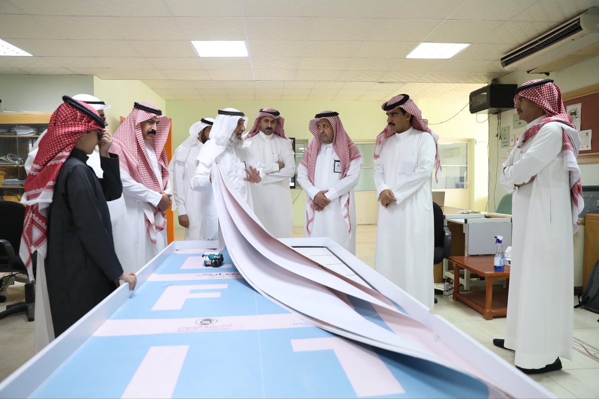 دشّن المدير العام لإدارة #تعليم_الجوف بحضور المؤسس والمدير التنفيذي لمركز الذكاء الاصطناعي للتدريب، ومدير مكتب إدارة المشاريع بمؤسسة #تكافل، برنامج الفصول الذكية في مدرسة صلاح الدين الأيوبي المتوسطة بسكاكا، لتطوير مهارات الطلبة في برمجة الروبوتات والذكاء الاصطناعي، والذي يستهدف 6