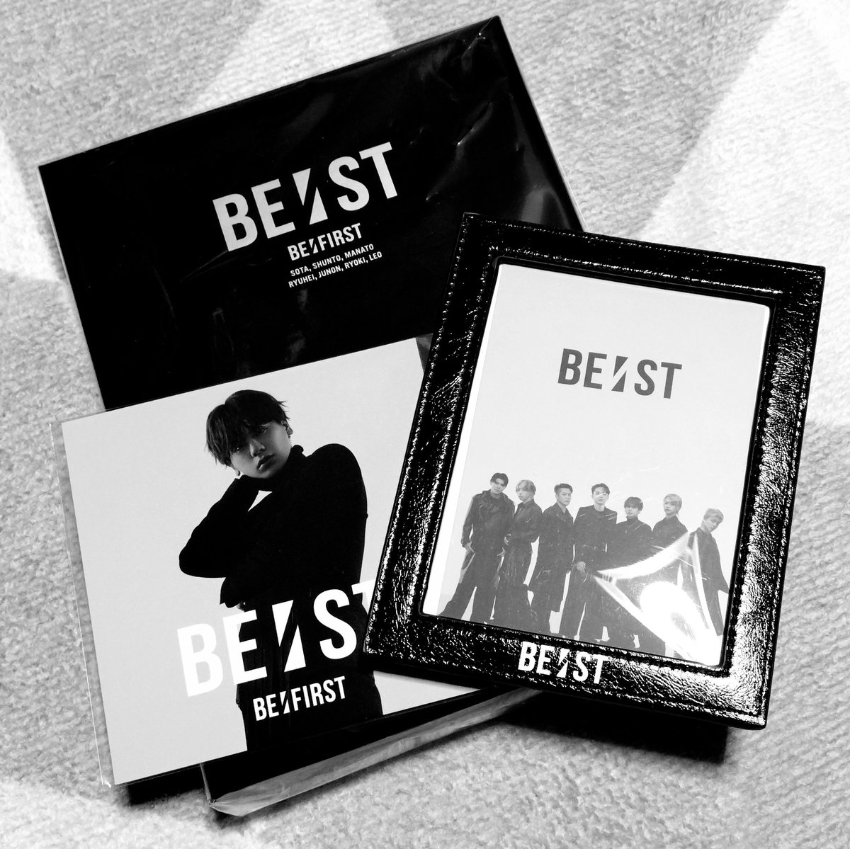 特典はマナトくんだった💓
美しカッコいい🤦‍♀️💓
そして、フォトブックがまた神カッコいい🤯❤️‍🔥
フォトスタンドもカッコ良かった✨
楽しみの一つ、MIXがこれまたカッコよくて、まだ途中だけどMOからのスペクラの繋ぎが好き過ぎておかわり止まらない💥ガンガン聴こ💓