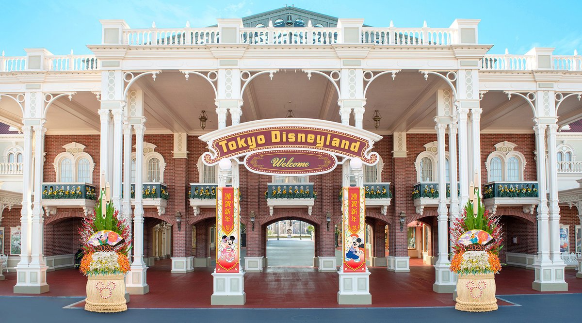 TDR_PR's tweet photo. 💡ニュース💡
東京ディズニーリゾートでは、2026年1月1日から1月12日の期間、お正月のスペシャルイベントを開催します！

ミッキーマウスをはじめとするディズニーの仲間たちが和服姿で新年のご挨拶をする「ニューイヤーズ・グリーティング」を実施✨

ミッキーのほか2026年の干支の“午（うま）”にちなんでホーレス・ホースカラーが描かれた門松のデコレーションが施され、お正月らしいスペシャルグッズやメニューも販売します✨

くわしくは
https://t.co/bMVHsrn19d