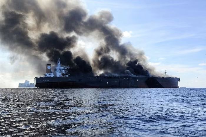 ⚡️⚡️One-third of 🇷🇺#RussianOil exports are now at risk after major Greek tanker firms — which used to ship up to 20M barrels of Urals crude each month — halted operations due to new U.S. #Sanctions.
Greek ships carried most oil from its western ports. Now Moscow must rely on its