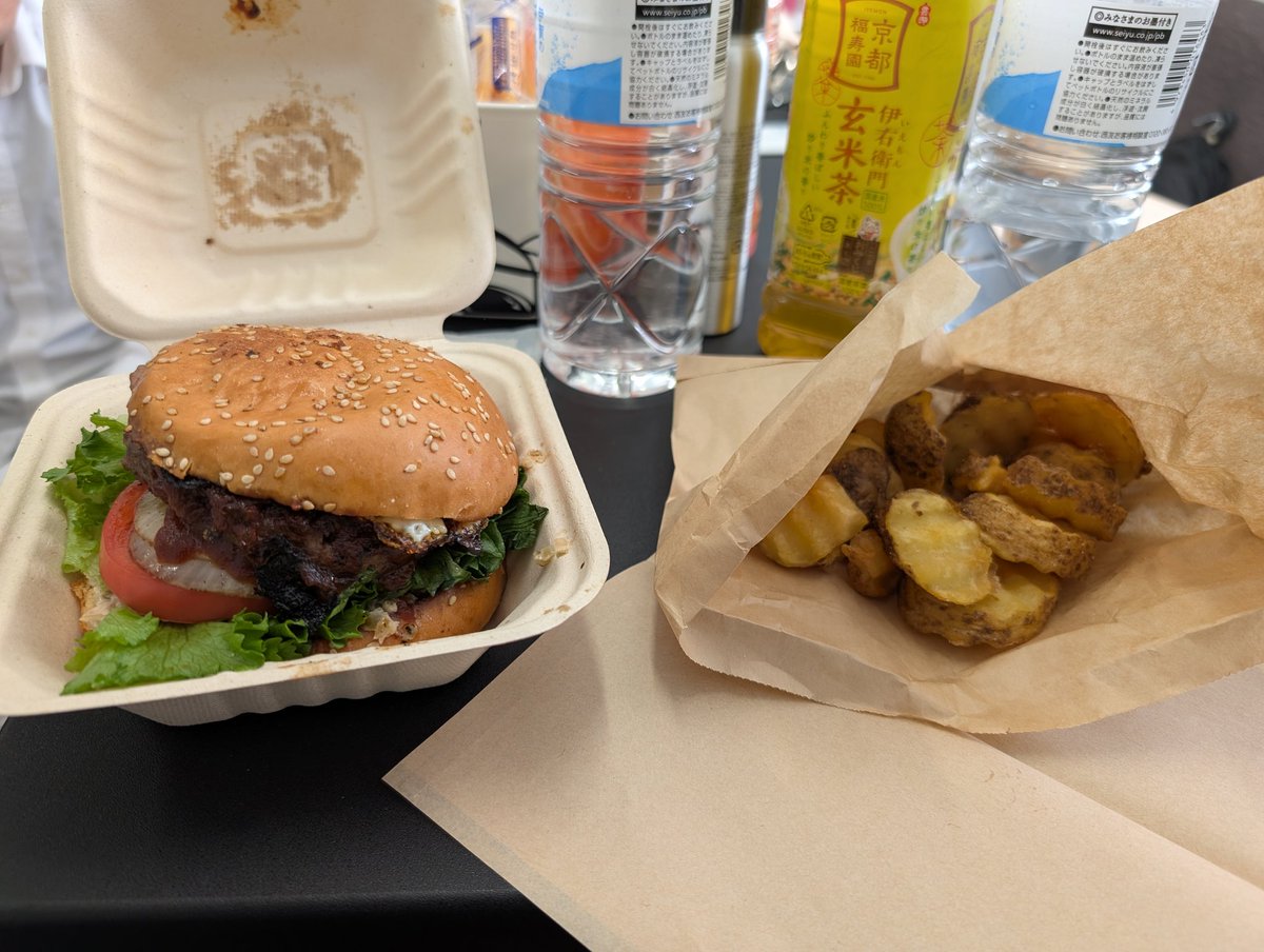 とある撮影で千葉に来てます。地産地消のハンバーガーは凄く美味しかったです。彼も元気そうだ。