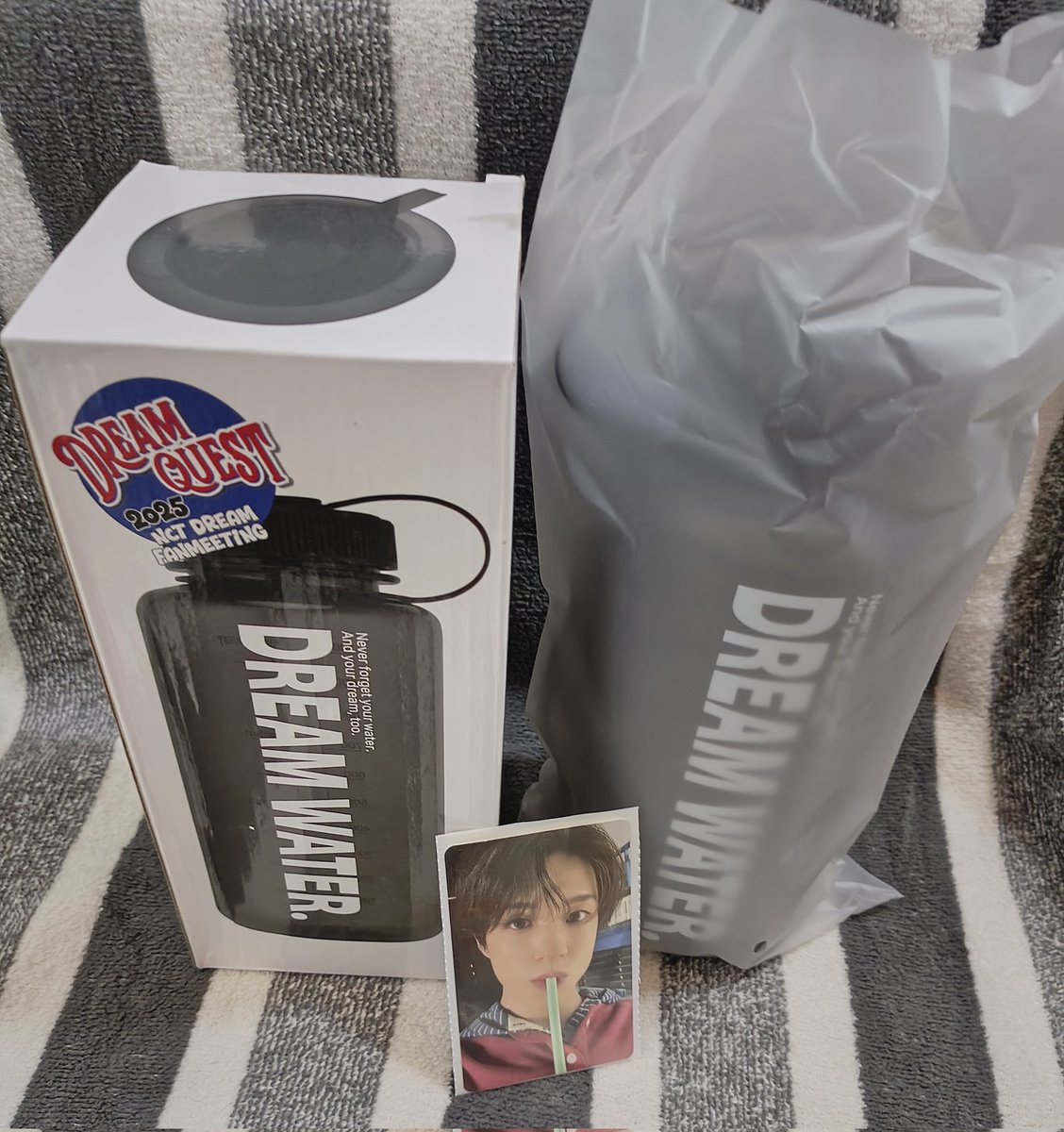 GIVEAWAY ONLY SIJEUNI‼️

Rules : follow me,like and help RT tweet ini and sematan, komen "done I'm Sijeuni and my bias is...... (Bias kalian)" 😄🤍

Disclaimer ya this is just a bottle not a pc ❌