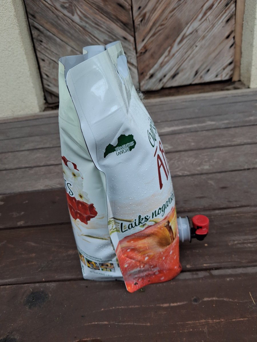 Šogad maz ābolu. Aizvedām izspiest sulu uz noname ābolu sulas spiedēju kantori #Cēsis pie Ksenukaja. Pēc pāris dienām pakas sapūtās un sāka tecēt. Pirmo porciju vedām uz Kocēniem, tur viss lieliski. Uzmanieties un nevediet savus ābolus uz šo paviršo iestādījumu! #Cēsis #ābolusula