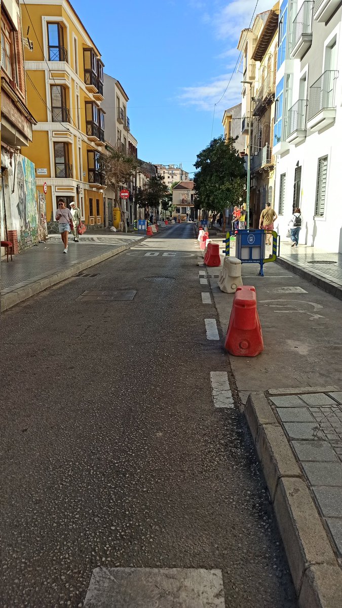 🚧 El pasado jueves 21 de octubre ya quitaron los coches aparcados en Lagunillas ⤵️