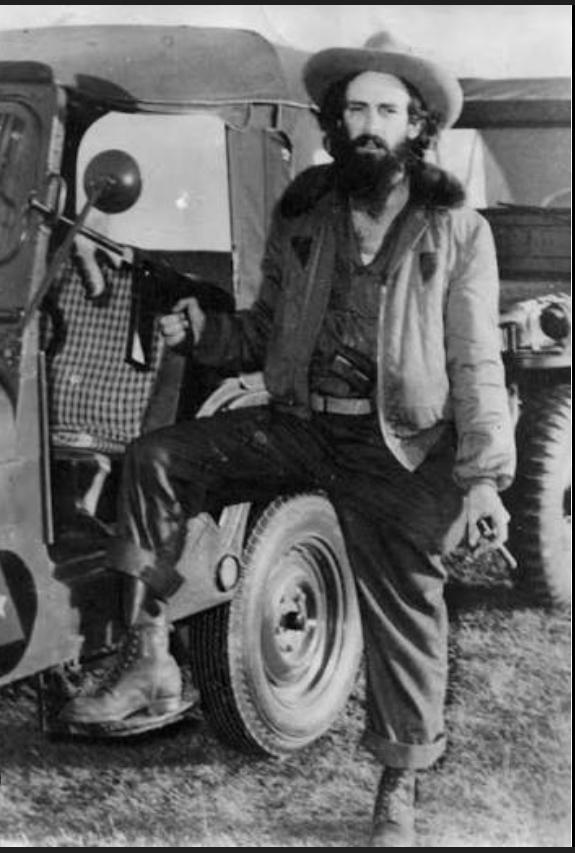 CubanaGe's tweet photo. Hoy rendimos homenaje a Camilo Cienfuegos, héroe del pueblo cubano, símbolo de lealtad, coraje y humildad.  
Culmina la jornada *Camilo–Che*, dos gigantes unidos por la historia y el amor a Cuba.  
¡Flores al mar, ideas firmes en el corazón! 🇨🇺  
#CamiloVive #CamiloChe #elsa_en https://t.co/890MFt8KY3