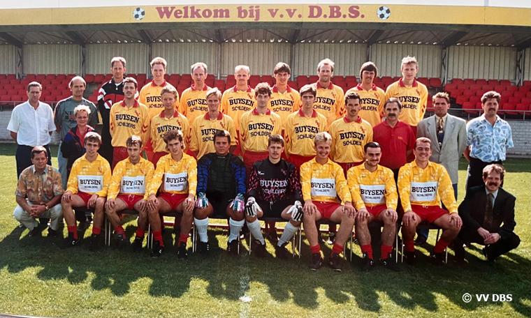 Buitenspel/Topper van Toen Does van Veen: ‘Mentaliteit en slimheid typeerde Van Veen' "Voetbal stond altijd centraal in ons leven – alles en iedereen moest zich daaraan aanpassen."
amateurvoetbaleindhoven.nl/buitenspel-top…