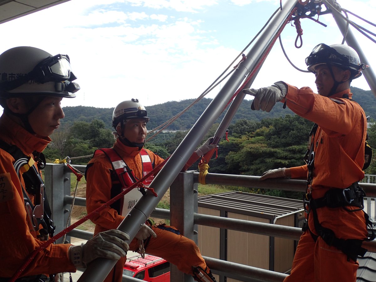 JCG_8th_RCGH's tweet photo. 【初！機動救難士・広島市消防局　合同救助訓練】
　美保航空基地の機動救難士は、広島市消防局と初めての合同救助訓練を行い、互いのロープレスキューに関する知識・技術を交換しました。
#海上保安庁 #消防
#八管区 #美保航空基地 #機動救難士 #海猿 #広島市消防局 https://t.co/psWQ4D2tRs